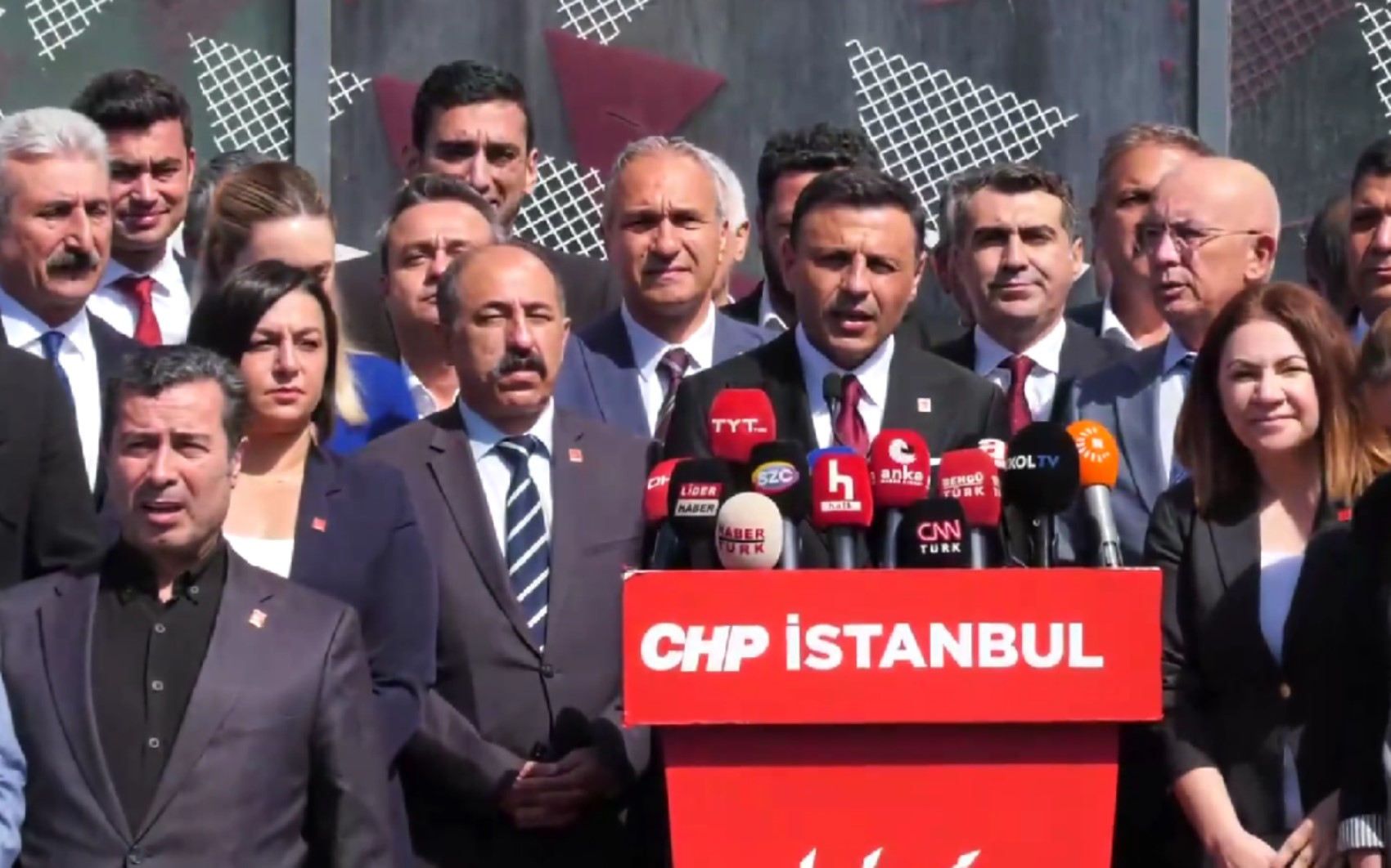 CHP'de gözler olağanüstü kurultaya çevrildi: Kemal Kılıçdaroğlu'ndan adaylık kararı