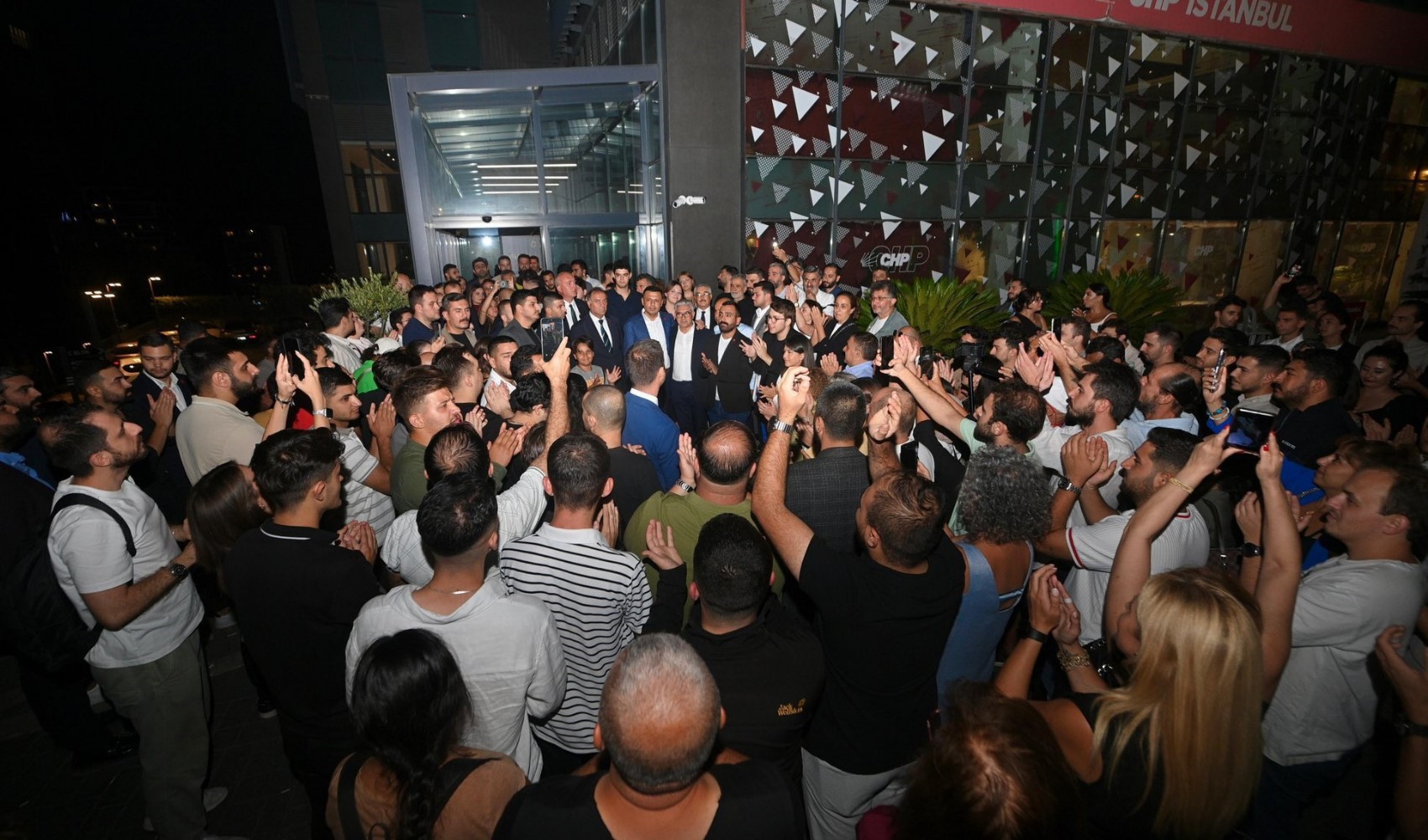 CHP İstanbul İl Başkanlığı’na polis ablukası! Binaya giriş- çıkışlar kapatıldı