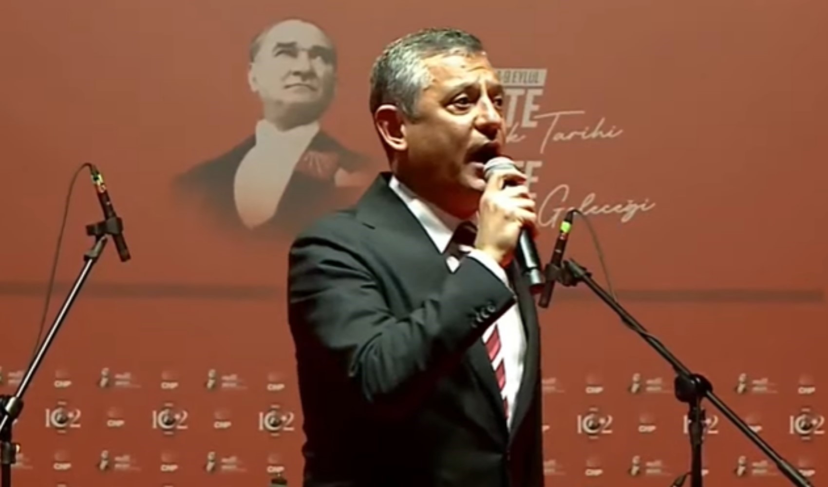 Son Dakika... Özgür Özel'den polis ablukasına sert tepki: 'Korkmuyoruz, teslim olmuyoruz, olmayacağız'