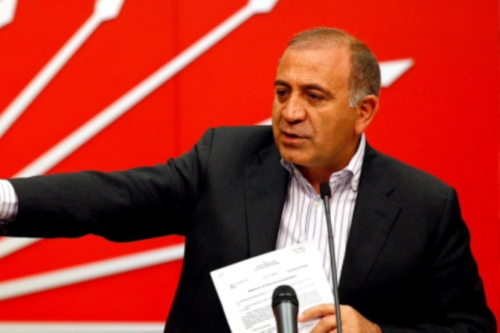 Gergin bekleyiş sürüyor: Gürsel Tekin'den çelişkili açıklamalar! İl binasına gidecek mi?