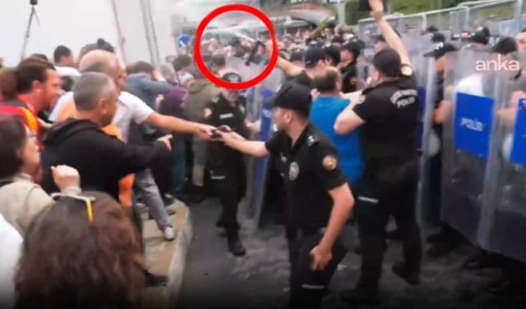 CHP il binası önünde polis müdahalesiyle tansiyon yükseldi