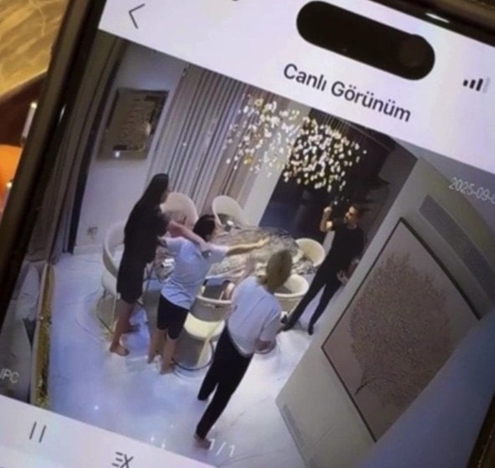 Dilan Polat ve Engin Polat'ın evdeki kavgası kamerada! Sandalyeler havada uçtu