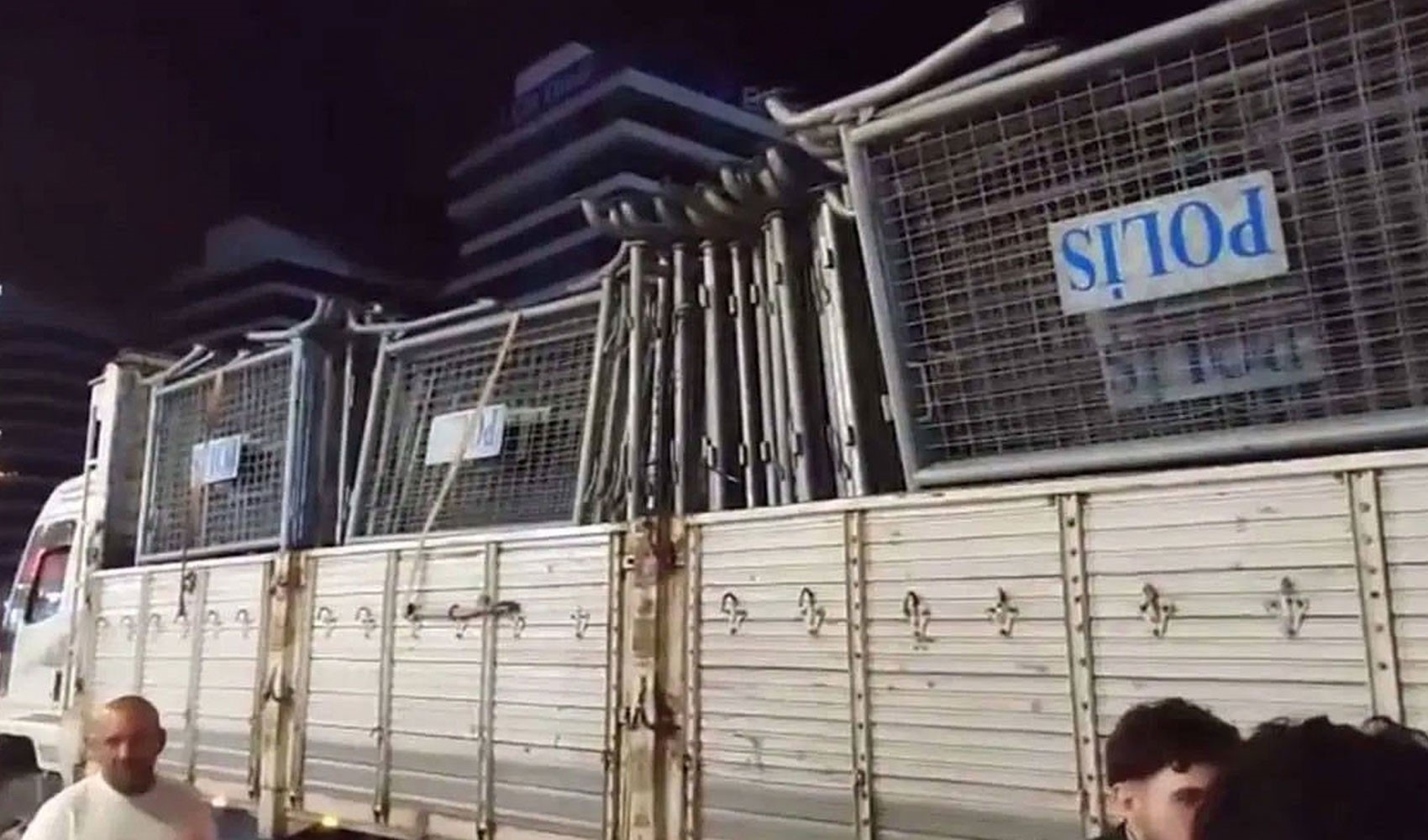 Polis ablukası büyüyor: CHP İstanbul İl Başkanlığı'na yeni barikatlar getirildi