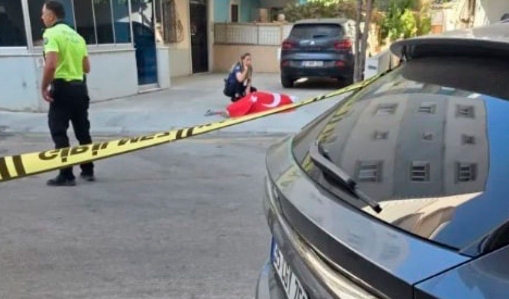 İzmir'de karakola saldırı: 2 polis şehit, 6 yaralı İzmir'de karakola saldırı: 2 polis şehit, 6 yaralı