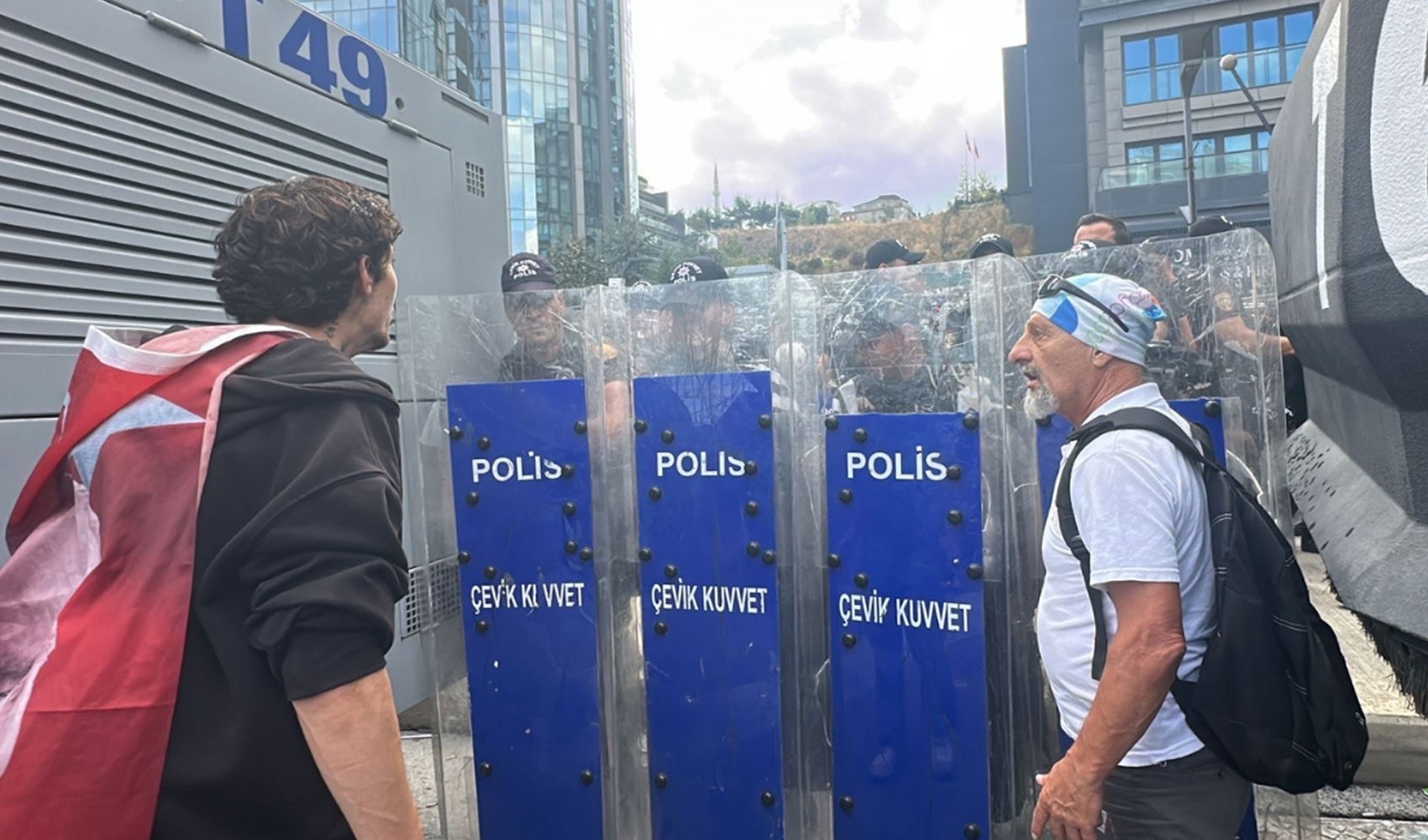 CHP'ye polis ablukasına tepki gösteren fenomenler gözaltına alınıyor! 'Vatan Emniyet'e götürülüyorum'