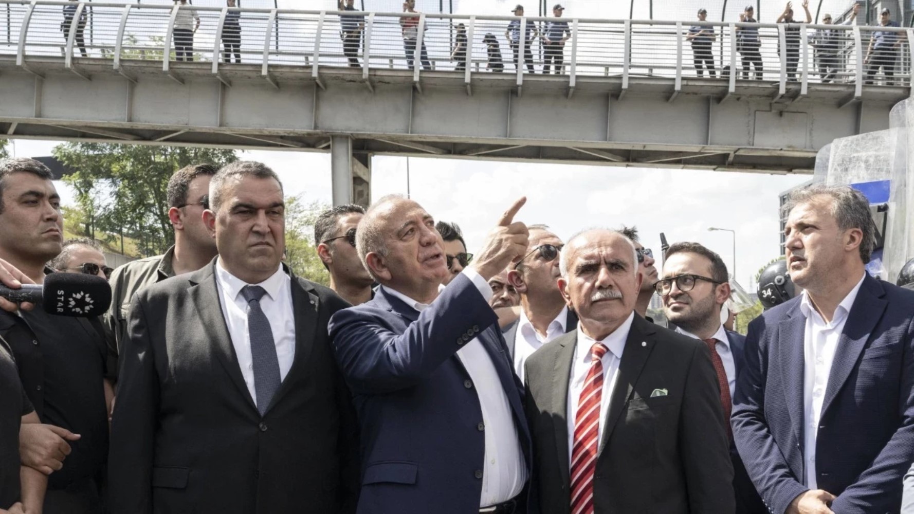 Kayyum Tekin’den '30 kişilik liste' dayatması: Milyonlarca CHP’li kendi binasına giremiyor