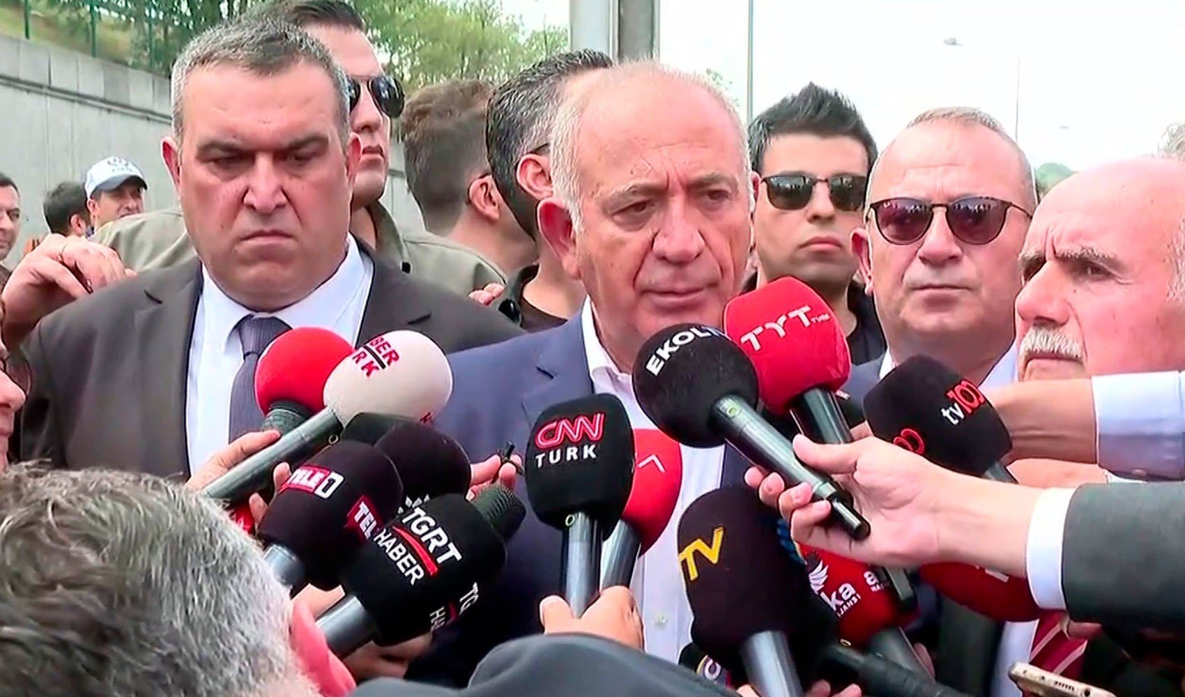 Gazeteler Gürsel Tekin'in polisle CHP binasına girişini nasıl gördü? Gazeteler Gürsel Tekin'in polisle CHP binasına girişini nasıl gördü?