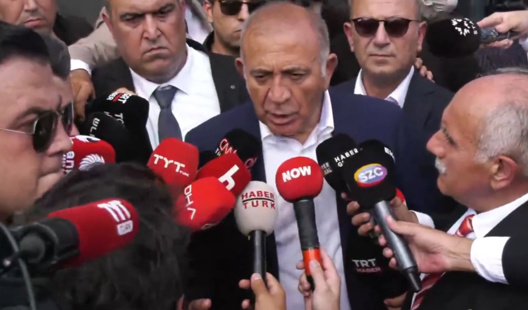 CHP’ye kayyum darbesi: Polis ablukası dünya basınında!