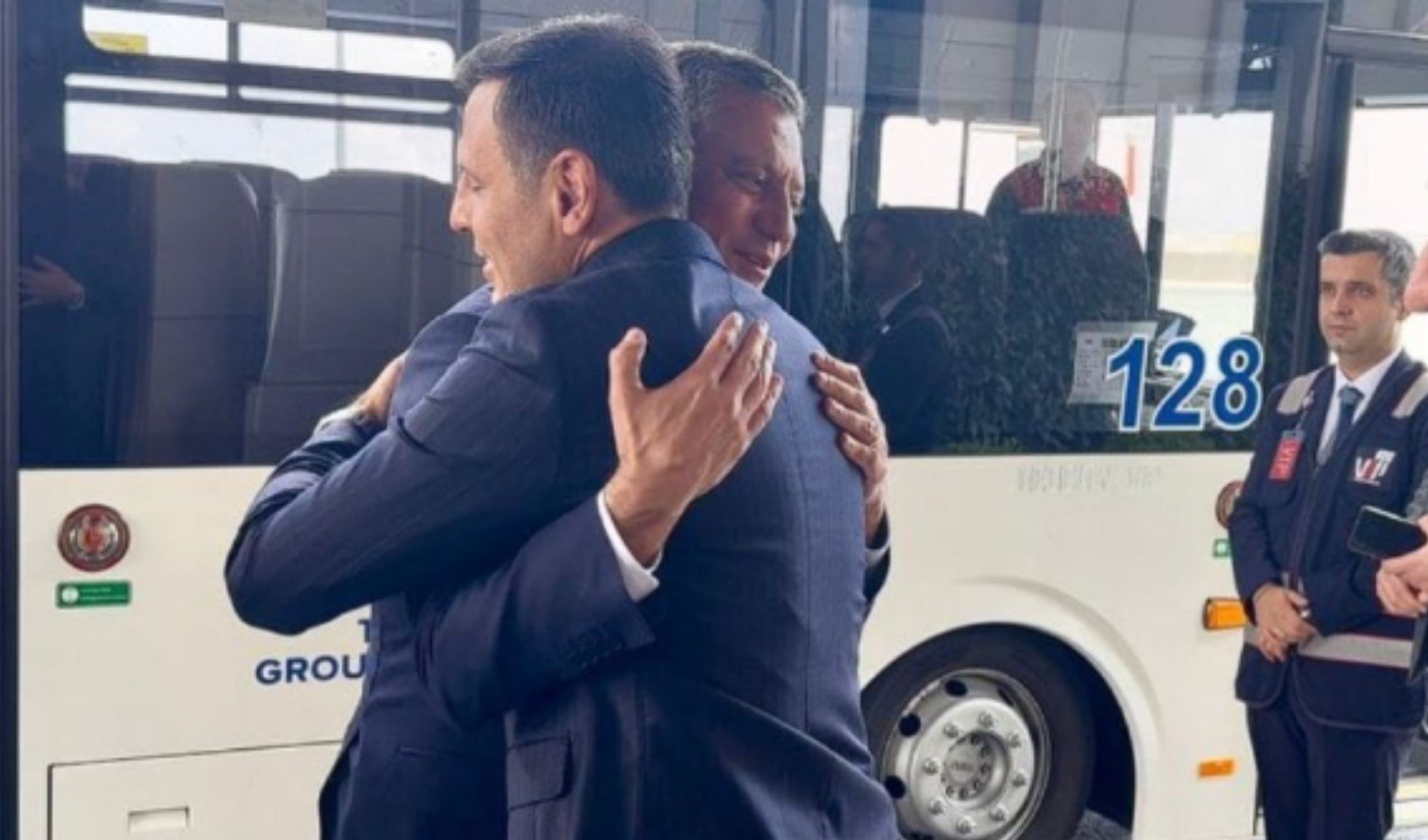 Özgür Özel İstanbul’da: Karşılayan isim Özgür Çelik oldu