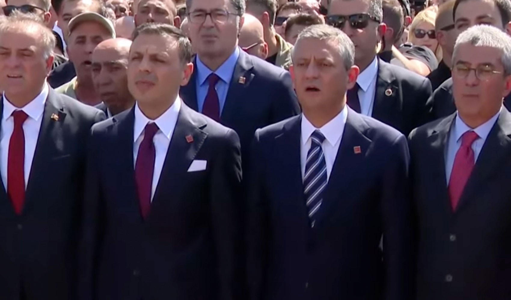 Özgür Özel Taksim'de kayyuma meydan okudu! 'Özgür burada, kayyum nerede'