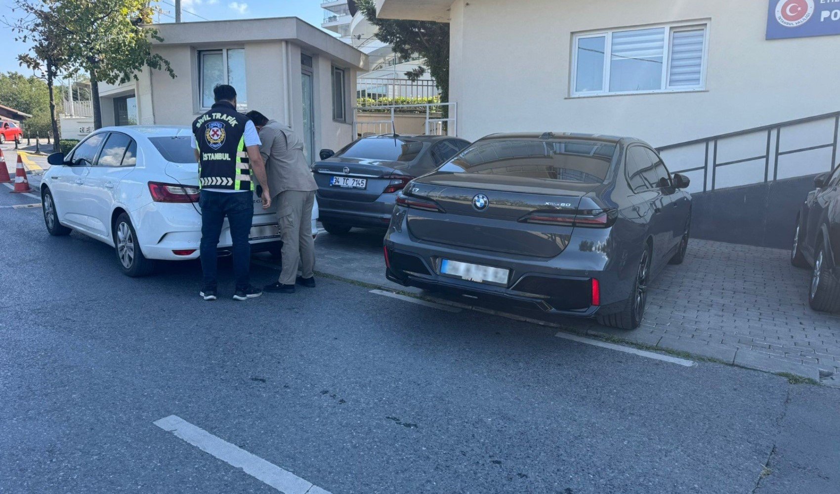 ‘Resmi hizmete mahsustur’ kartıyla trafiğe çıkan aracın sürücüsüne ceza