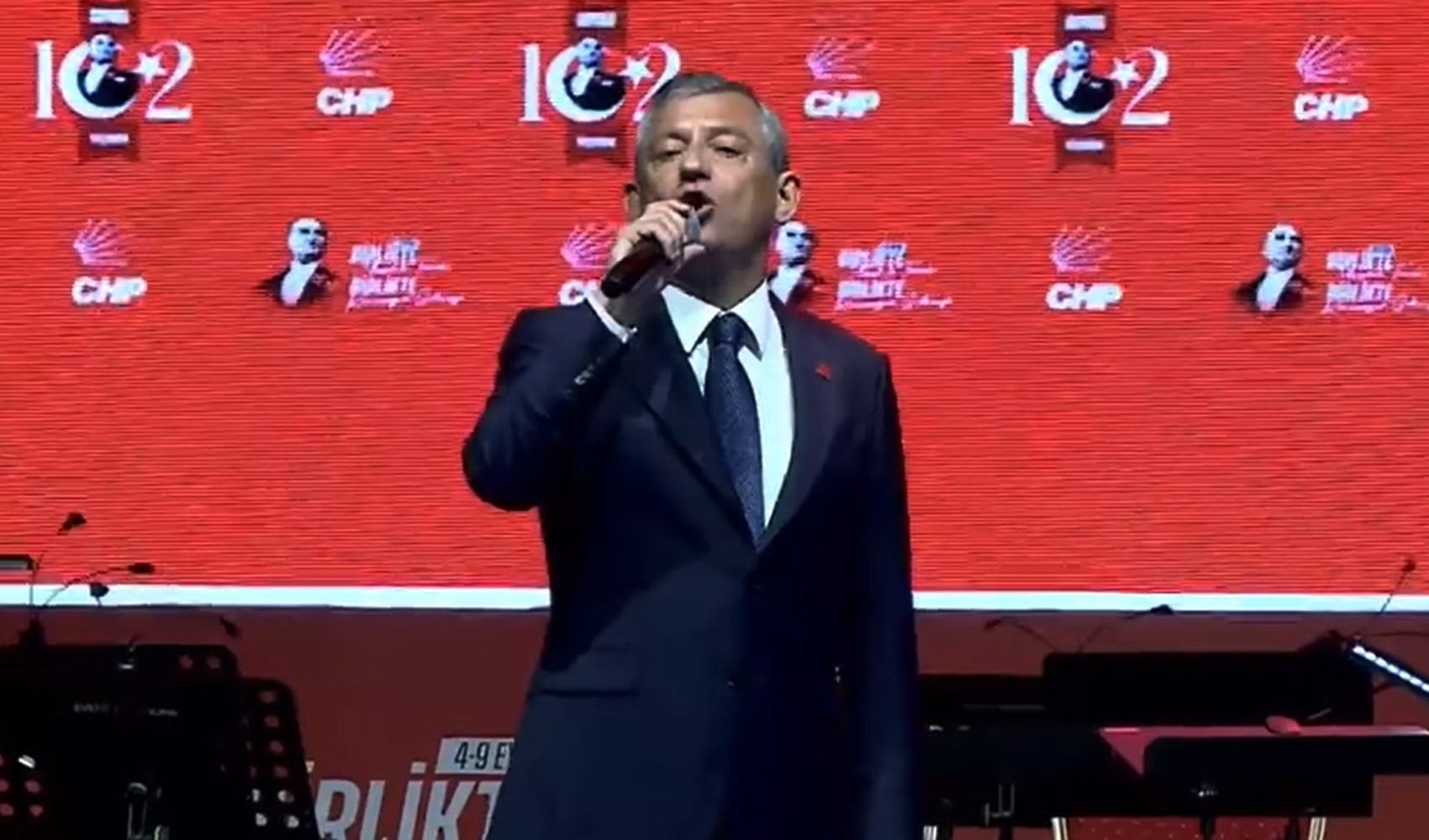 Özgür Özel'den 102'nci yıl etkinliğinde 'kazanacağız' mesajı