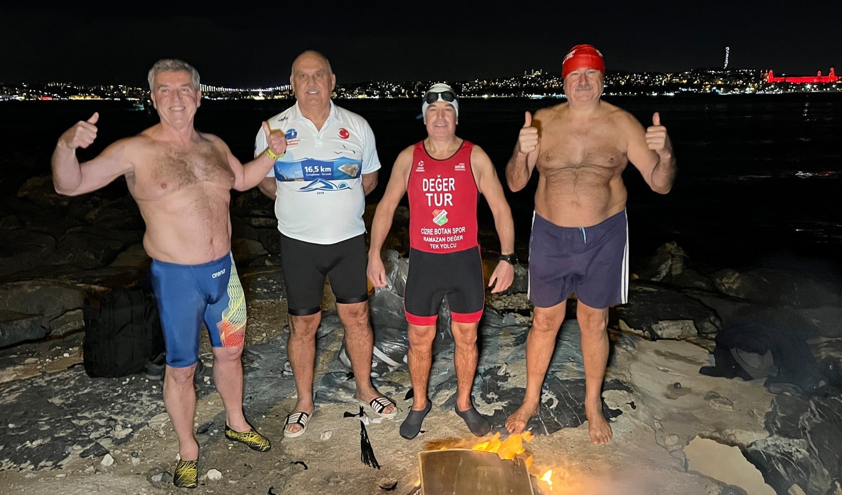 İstanbul Boğazı'nda buz gibi suda yüzerek 2026’yı karşıladılar