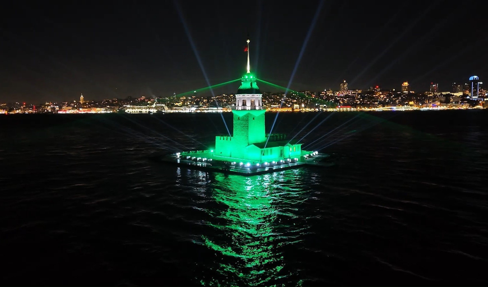 Kız Kulesi’nde yılbaşına özel ışık şovu