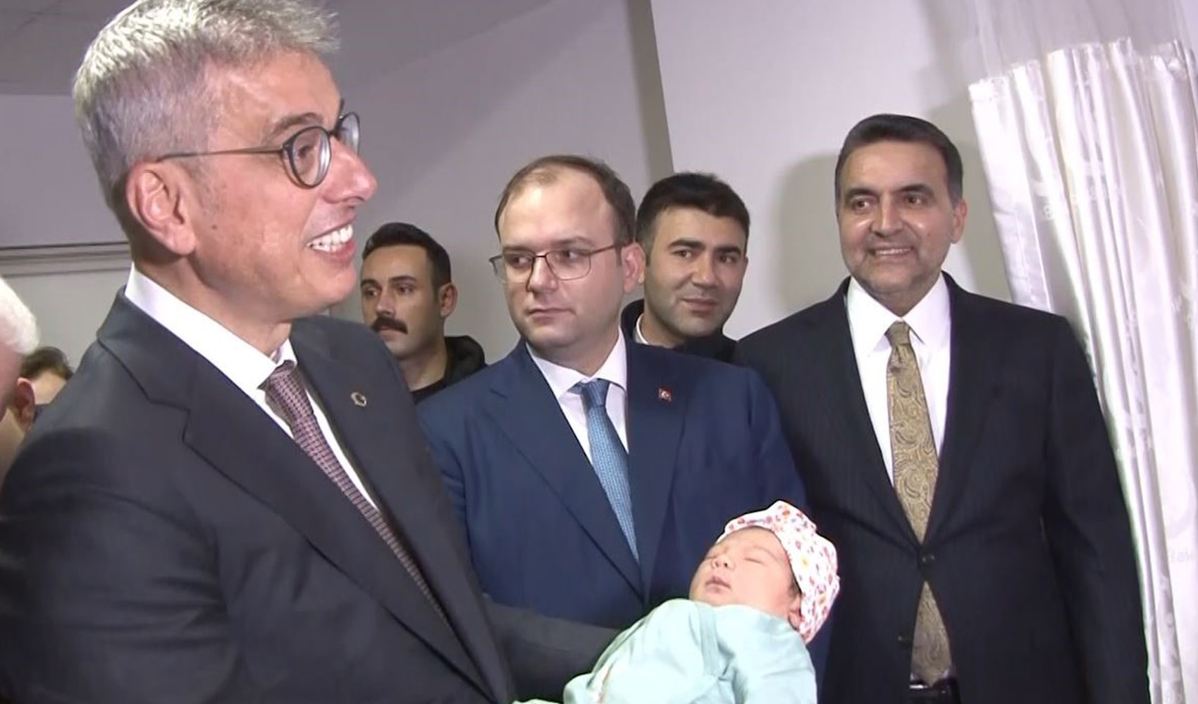 Sağlık Bakanı Memişoğlu, İstanbul’da yeni yılın ilk bebeklerini ziyaret etti: Sanatçı olur muhtemelen