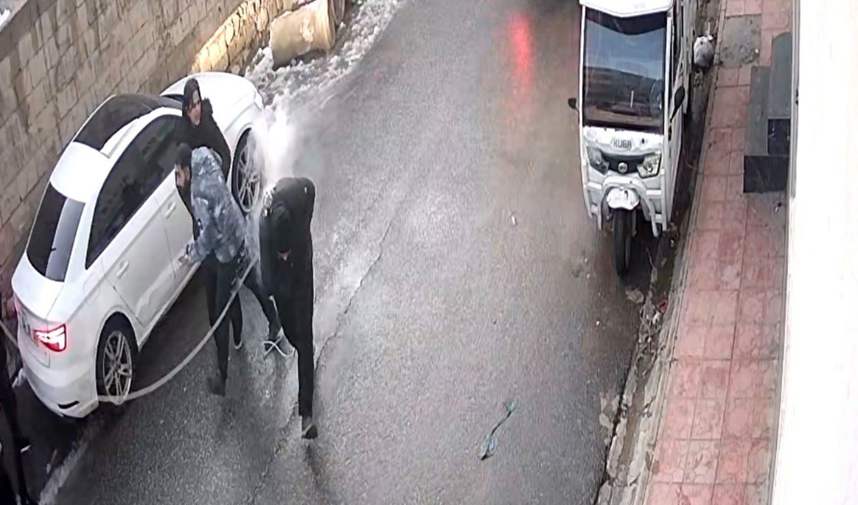 Elektrik teli yoldan geçenlerin üzerine düştü: Mardin’de facianın eşiğinden böyle dönüldü