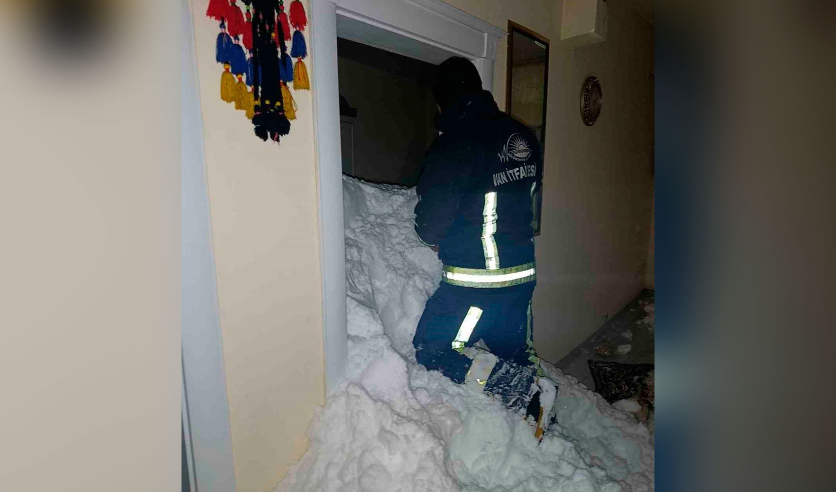 Van Çatak'ta mahalleye çığ düştü! 1 kişi kayıp, 22 ev boşaltıldı