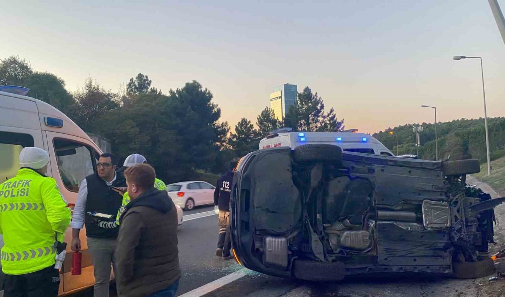 Ümraniye’de kontrolden çıkan araç takla attı
