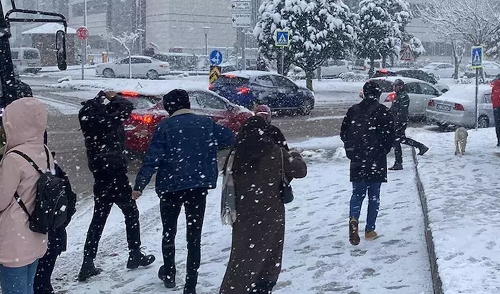 İstanbul'un çeşitli ilçelerini etkisi altına alan kar yağışı etkisini arttırıyor