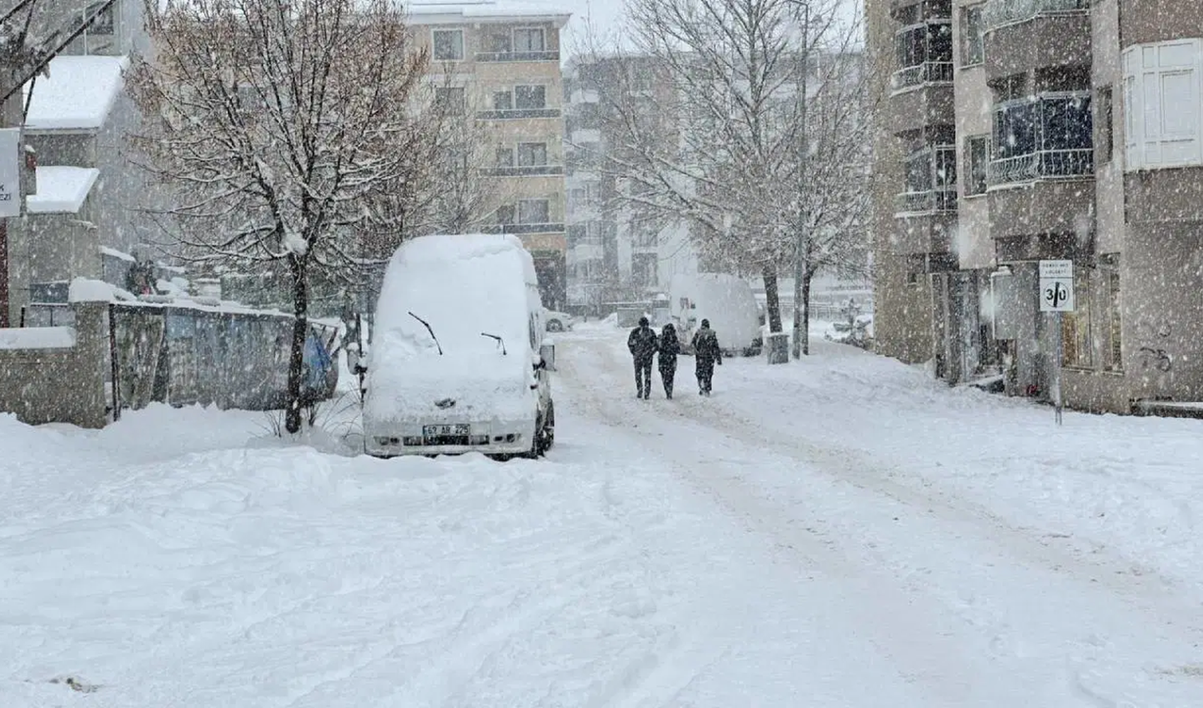 Tunceli’de yoğun kar yağışı 300 köy yolunu ulaşıma kapattı