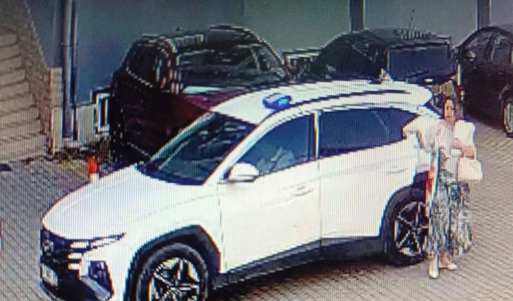 Çakarlı makam aracını eşine tahsis etti, polis memurunu da 'şoför' yaptı!