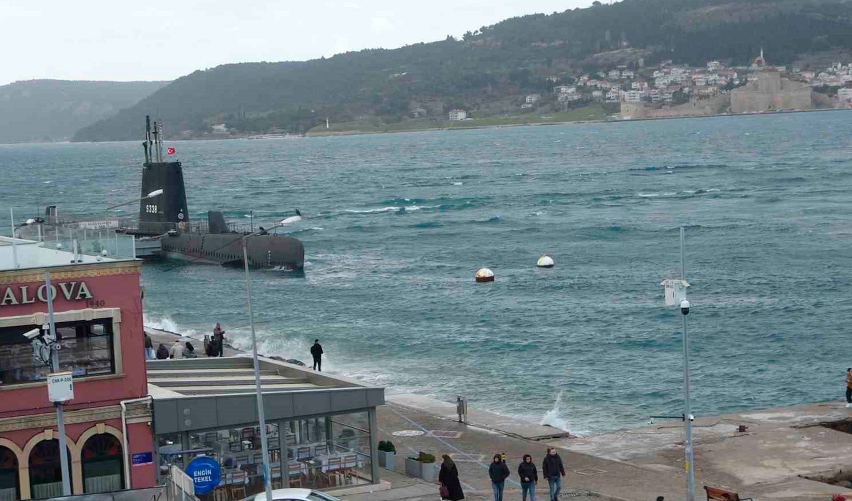 Çanakkale Boğazı fırtına nedeniyle trafiğe kapandı