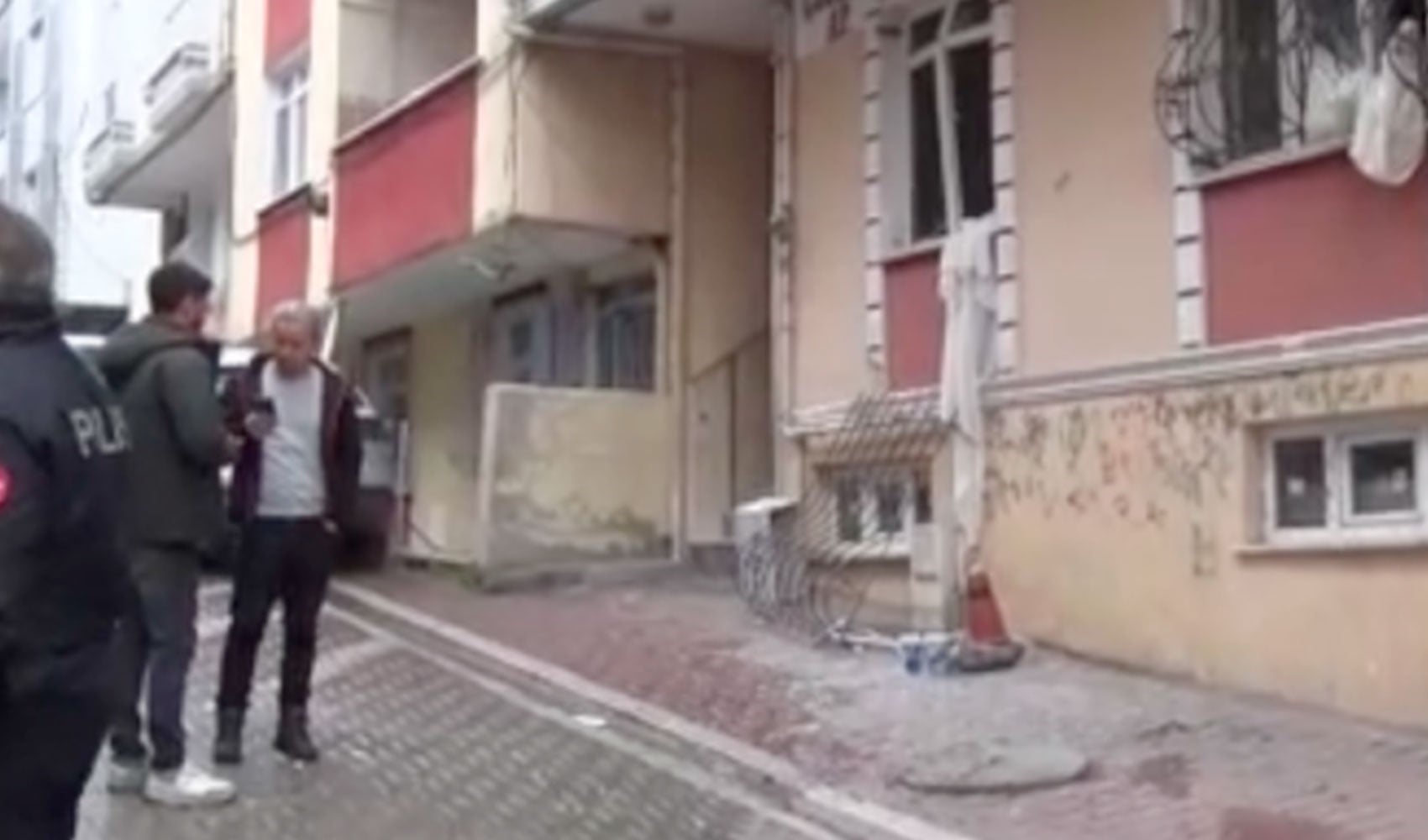 Esenyurt’ta 4 katlı binanın giriş katında patlama