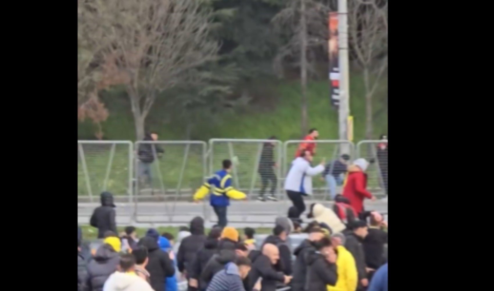 Derbi öncesinde ortalık karıştı: Galatasaraylı ve Fenerbahçeli taraftarlar birbirine girdi