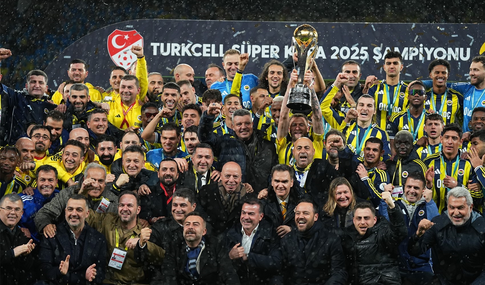 Fenerbahçe Süper Kupa'yı kaldırdı