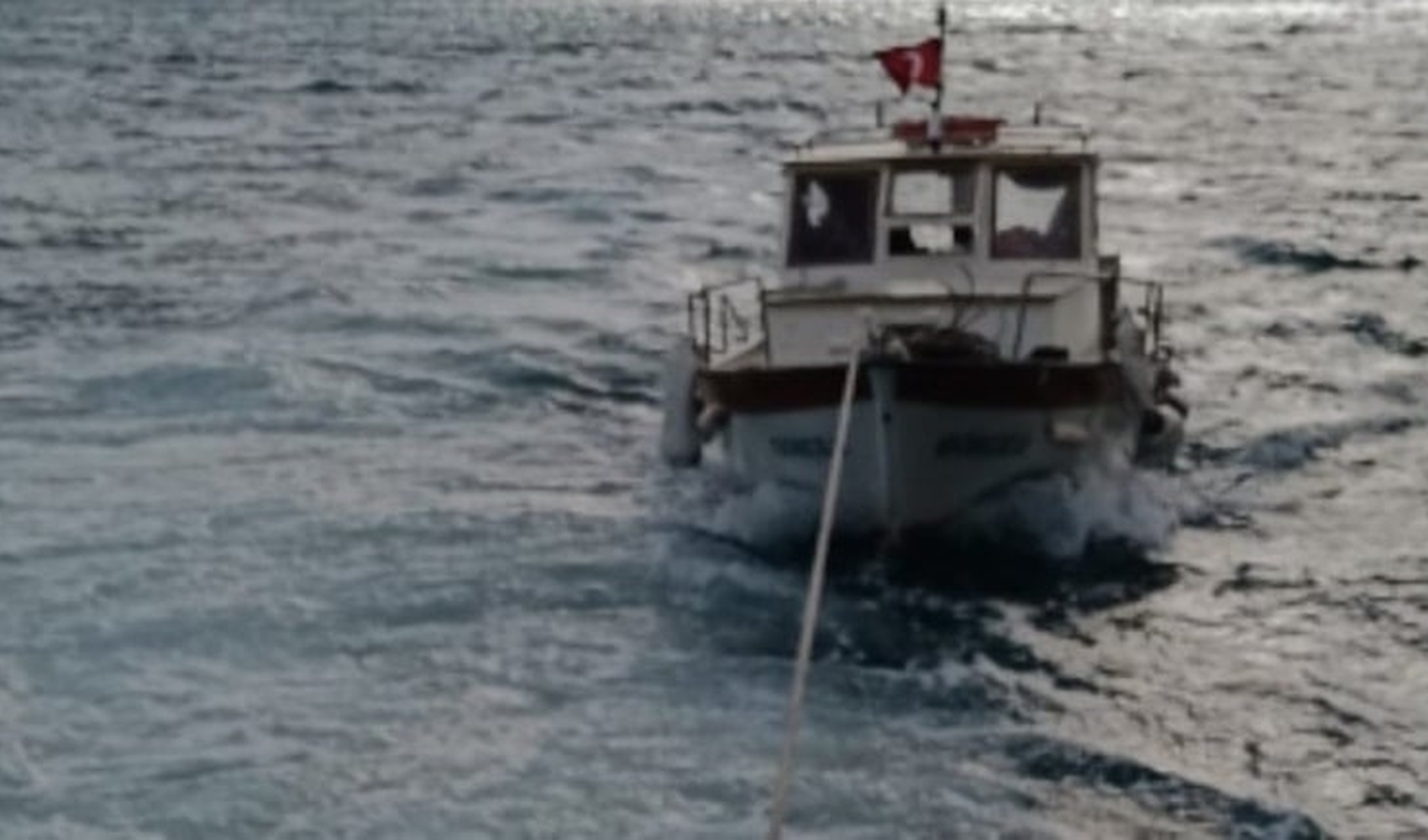 Çanakkale Boğazı’nda motor arızası yaşayan tekne kurtarıldı
