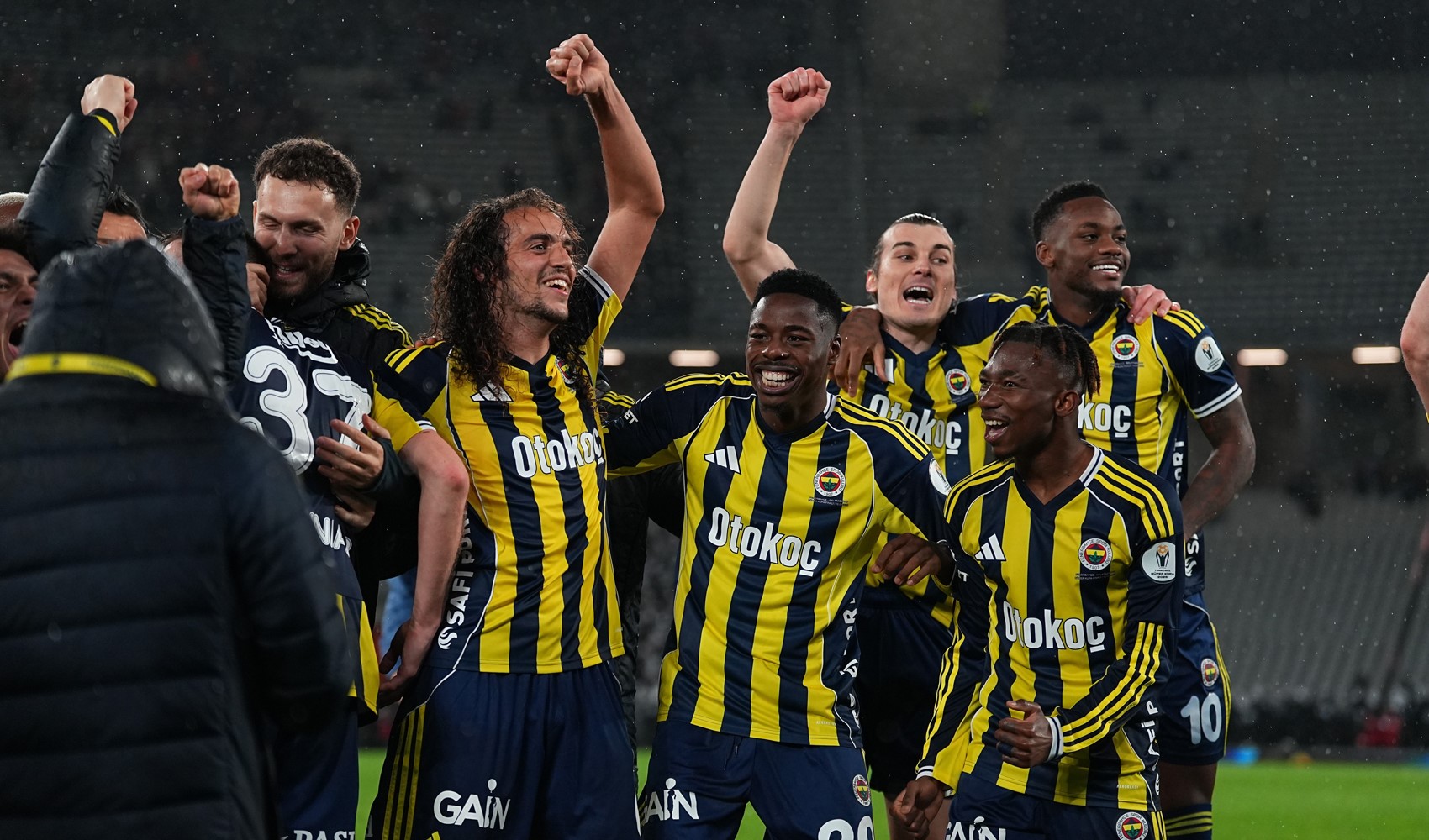 Fenerbahçe Süper Kupa'yı kaldırdı: Guendouzi maçın oyuncusu oldu