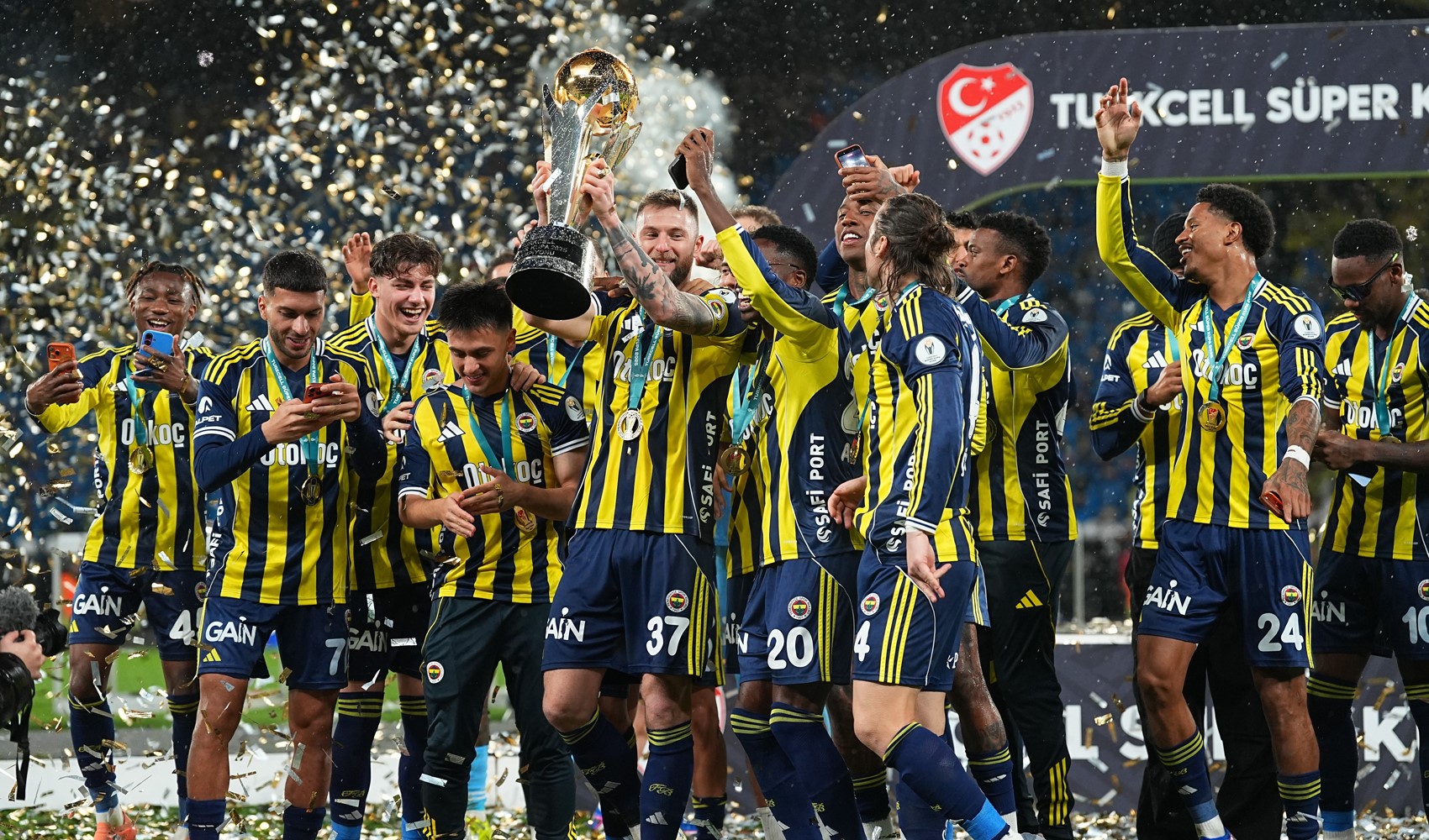 Fenerbahçe Süper Kupa'yı kaldırdı: Guendouzi maçın oyuncusu oldu