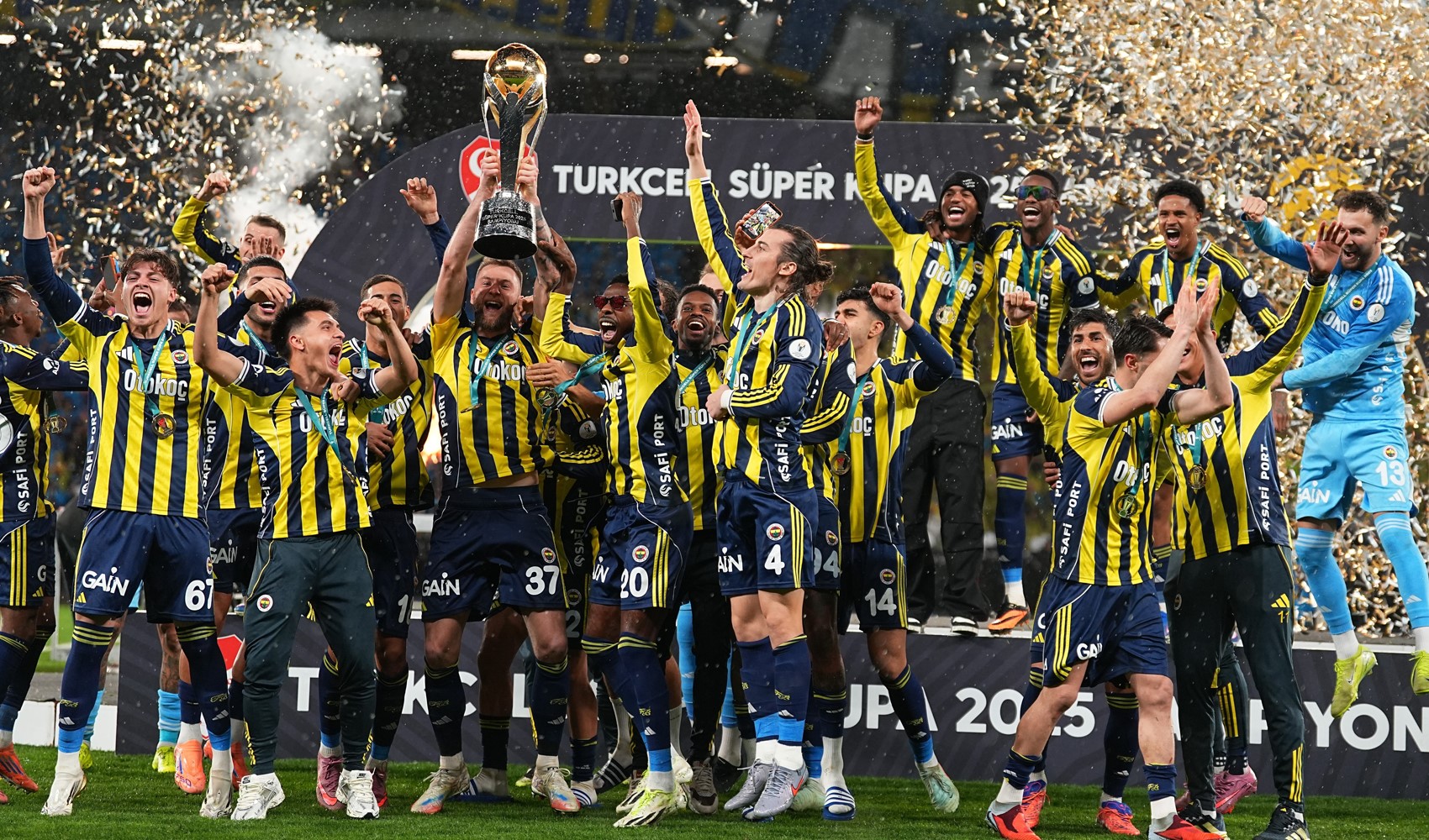 Fenerbahçe Süper Kupa'yı kaldırdı: Guendouzi maçın oyuncusu oldu