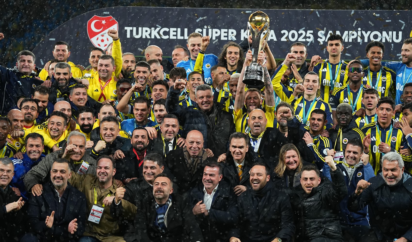 Fenerbahçe Süper Kupa'yı kaldırdı: Guendouzi maçın oyuncusu oldu