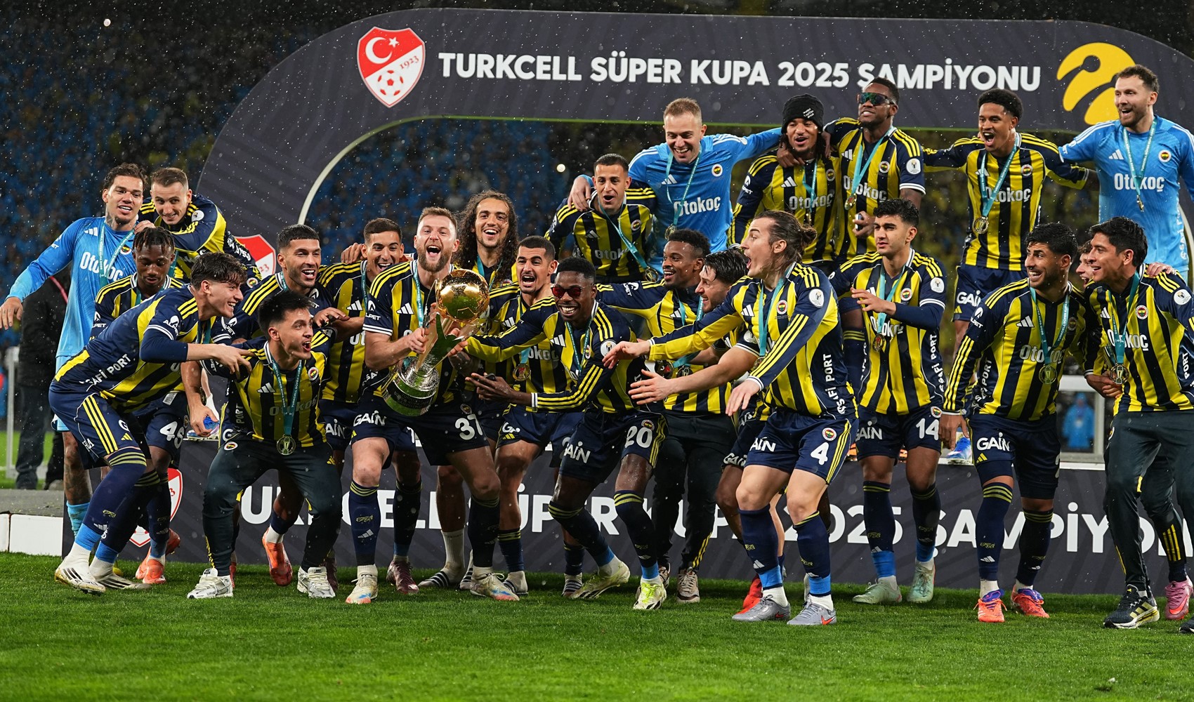 Fenerbahçe Süper Kupa'yı kaldırdı: Guendouzi maçın oyuncusu oldu