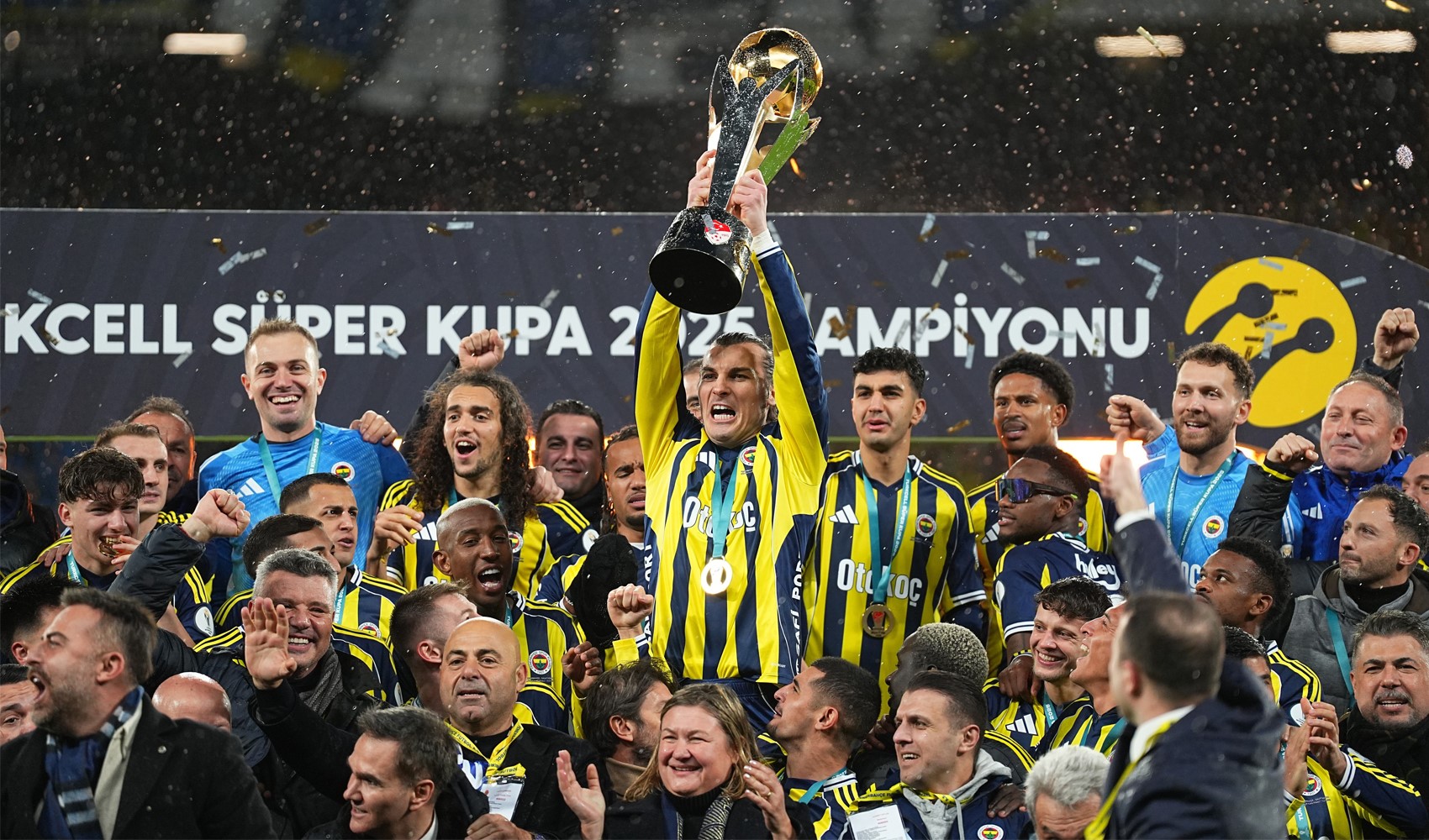 Fenerbahçe Süper Kupa'yı kaldırdı: Guendouzi maçın oyuncusu oldu