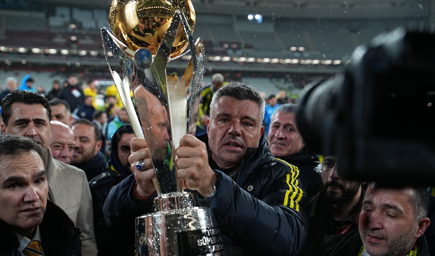 Fenerbahçe Süper Kupa'yı kaldırdı: Guendouzi maçın oyuncusu oldu