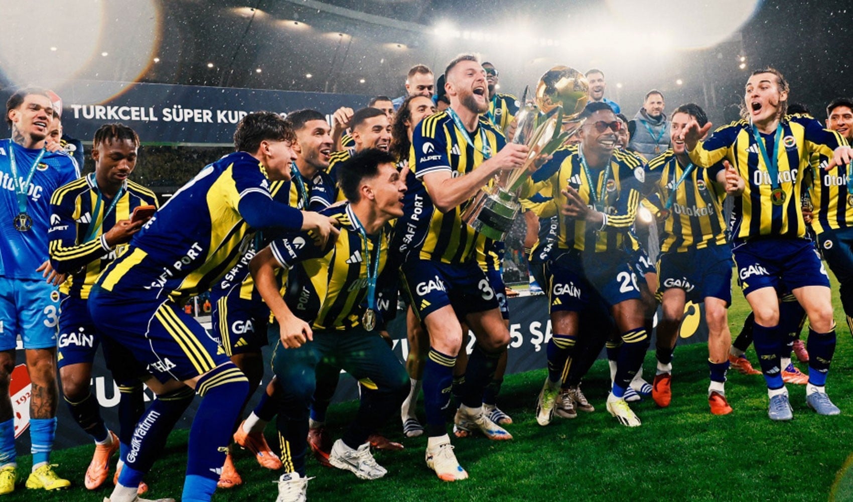 Sporun manşetleri: Gazeteler, Fenerbahçe'nin Süper Kupa zaferini nasıl gördü?