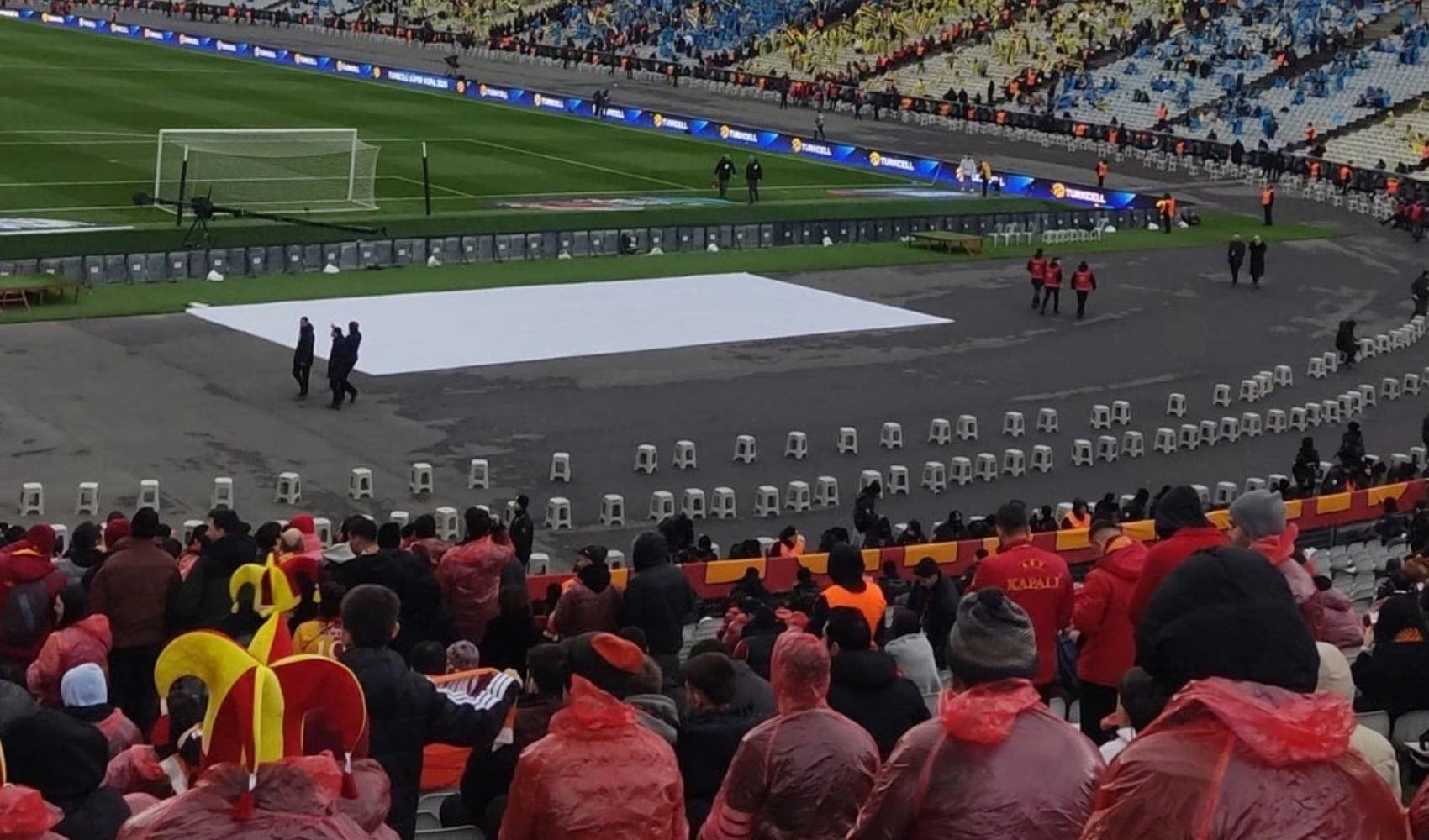 Dursun Özbek'ten yağmurluk özrü