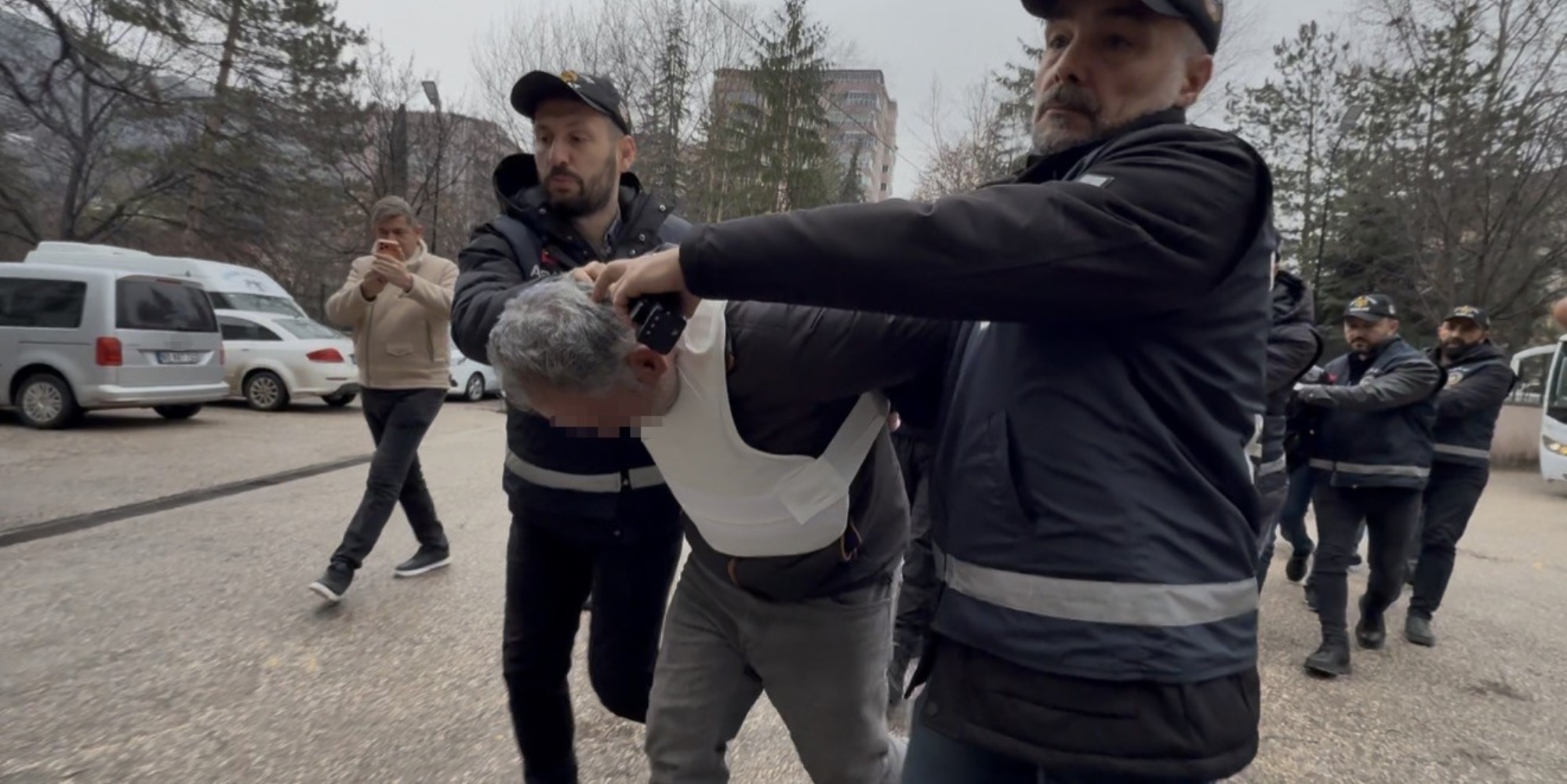 Babasını öldürdüğünü kabul etti