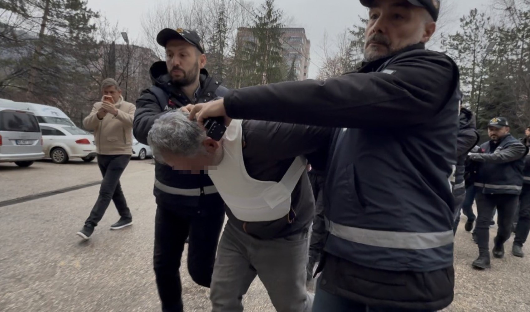 Babasını öldürdüğünü kabul etti