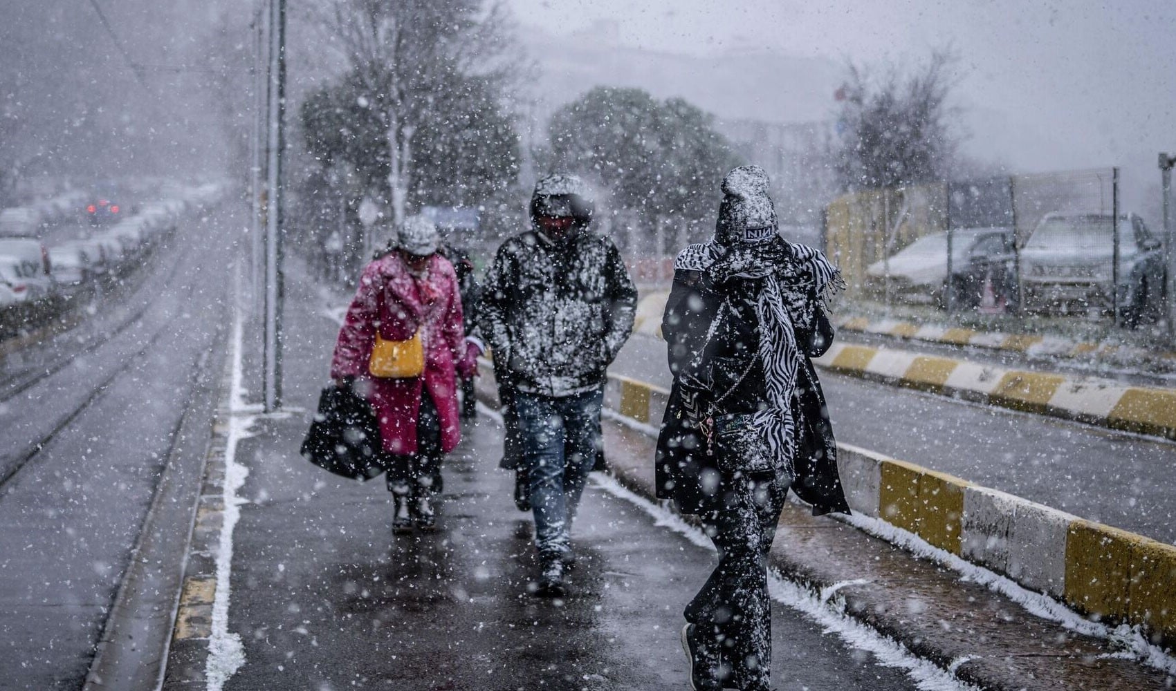 Meteoroloji'den 30 kente sarı kodlu uyarı: Kuvvetli fırtına ve kar yağışı devam edecek! İşte il il 13 Ocak Salı hava durumu...