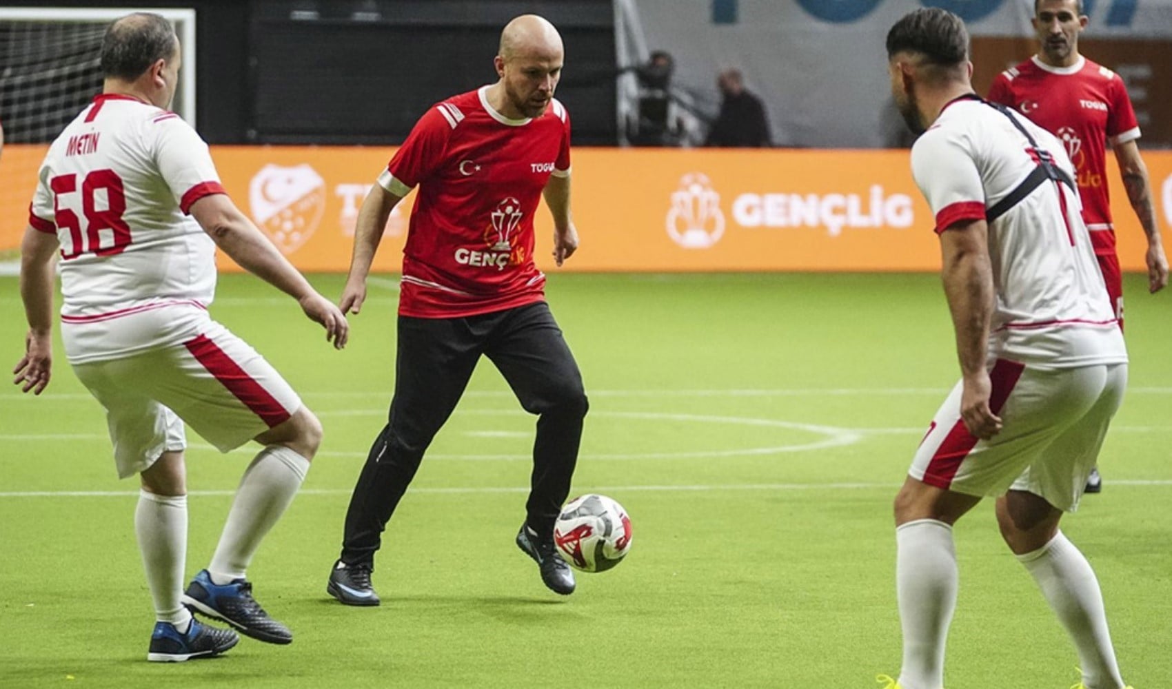 Bilal Erdoğan, eski milli futbolcuları topa tuttu