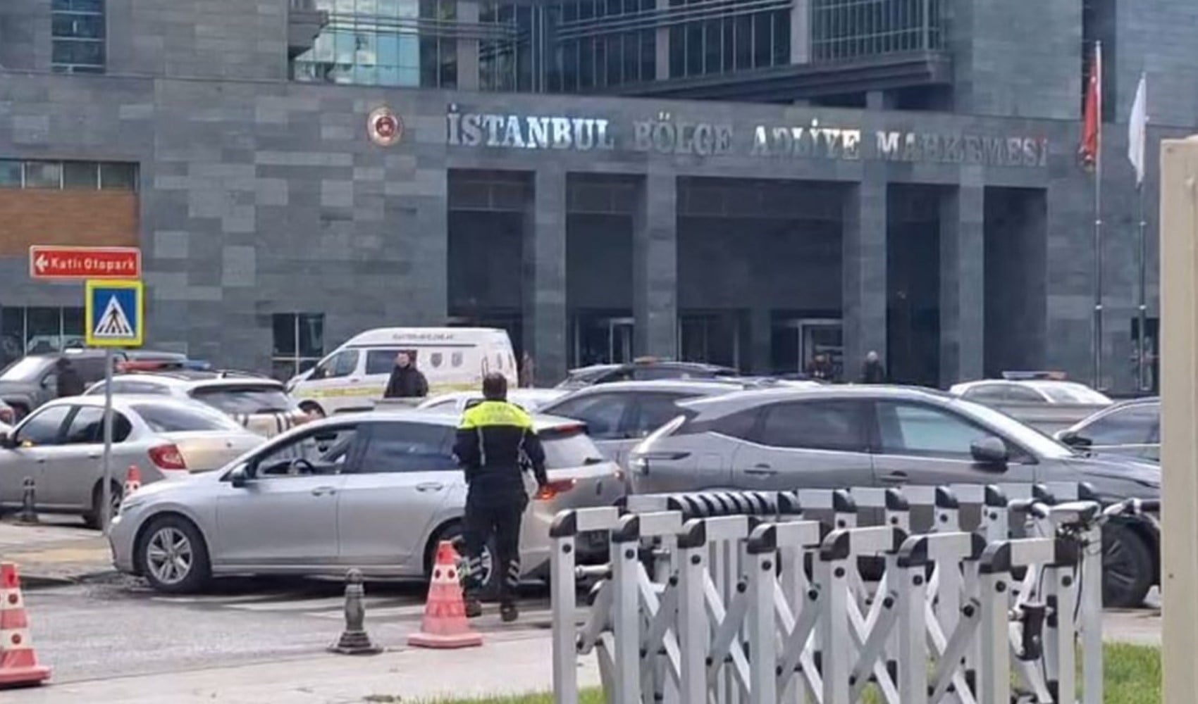 Adliyede silahlı saldırı: Savcı, hakimi silahla vurdu