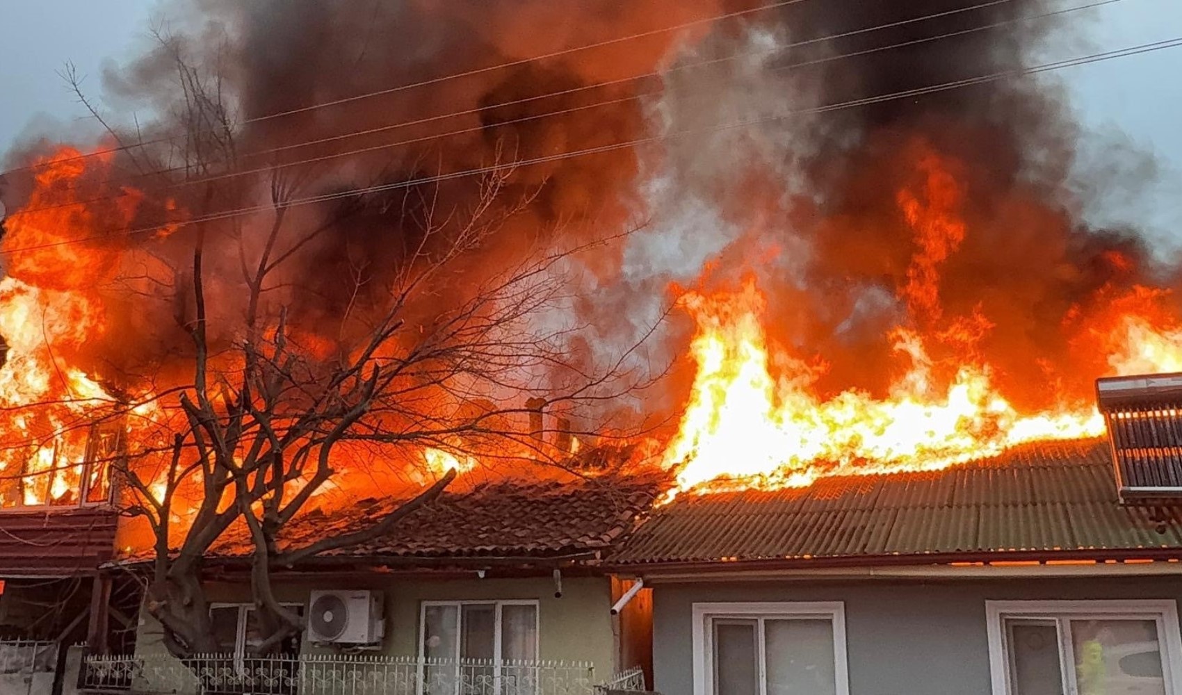 Kediler üşümesin diye yaktılar, iki ev küle döndü