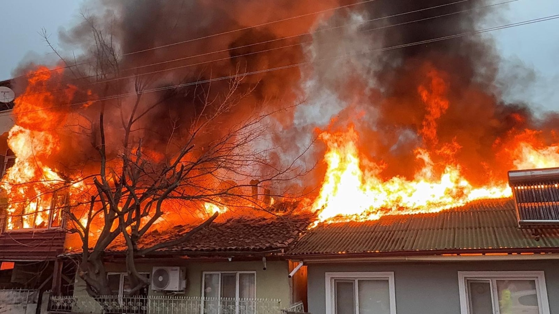 Kediler üşümesin diye yaktılar, iki ev küle döndü