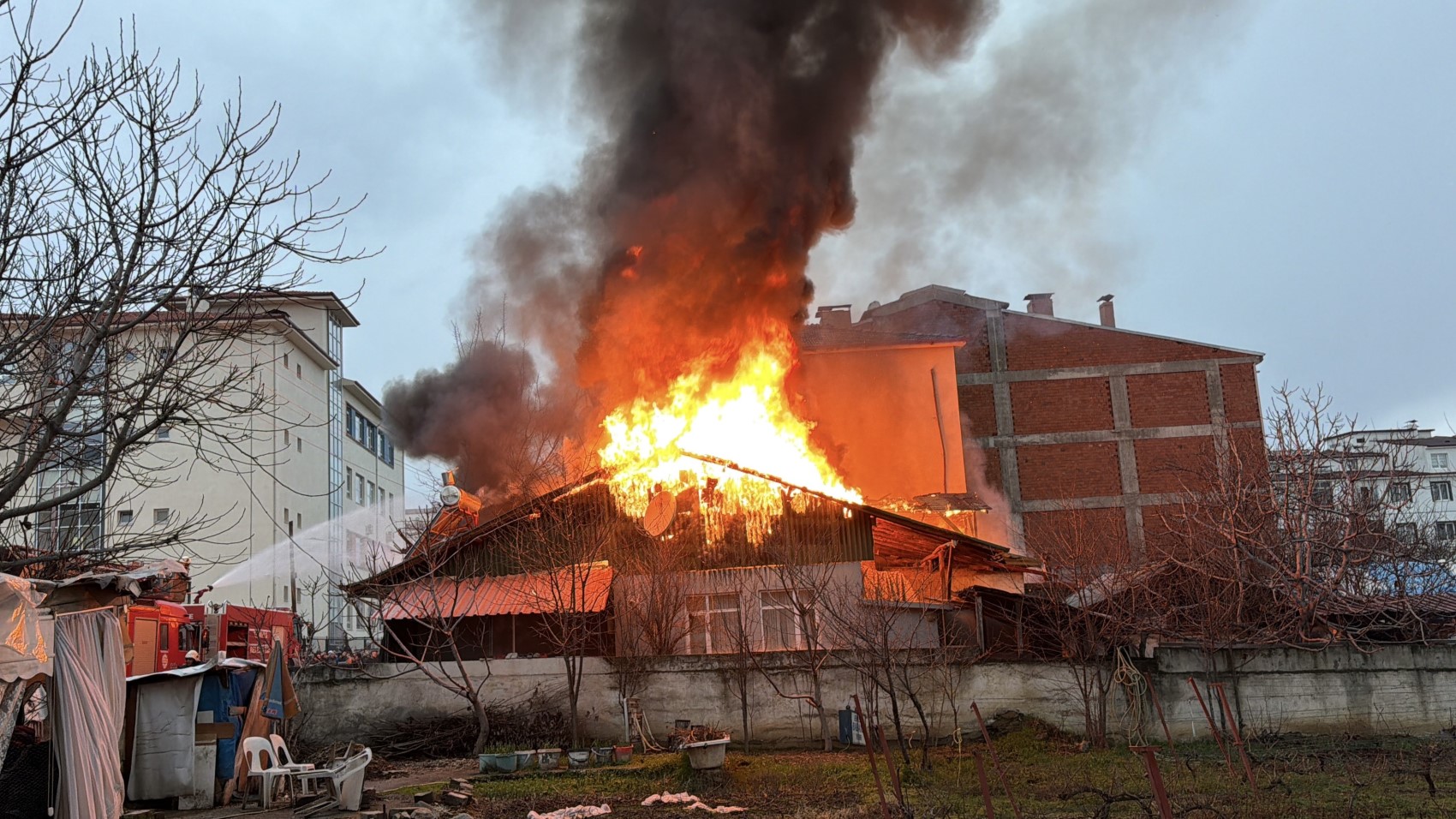 Kediler üşümesin diye yaktılar, iki ev küle döndü