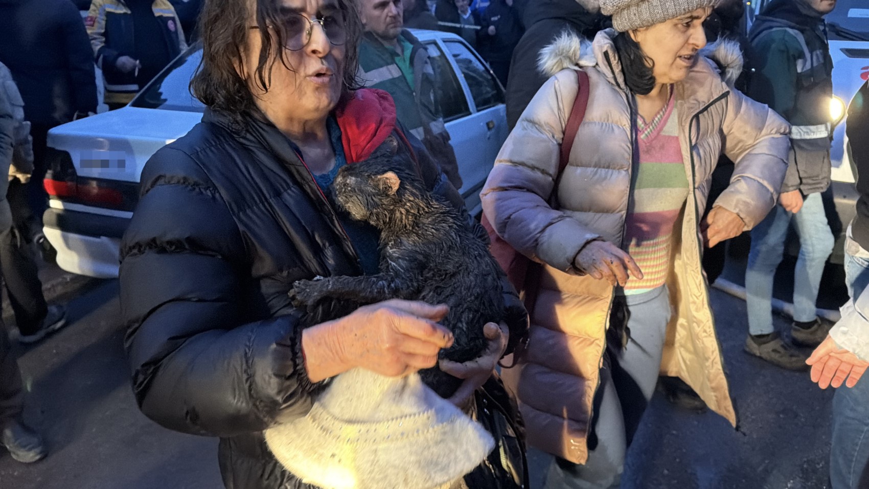 Kediler üşümesin diye yaktılar, iki ev küle döndü