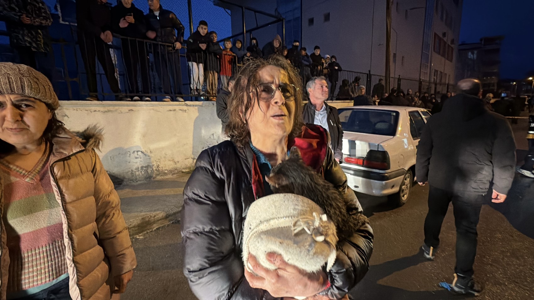 Kediler üşümesin diye yaktılar, iki ev küle döndü