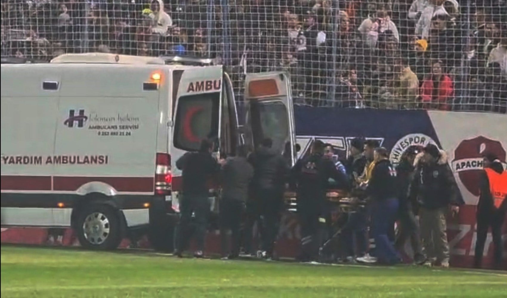 Türkiye Kupası maçı öncesi bir taraftar tribünden düştü